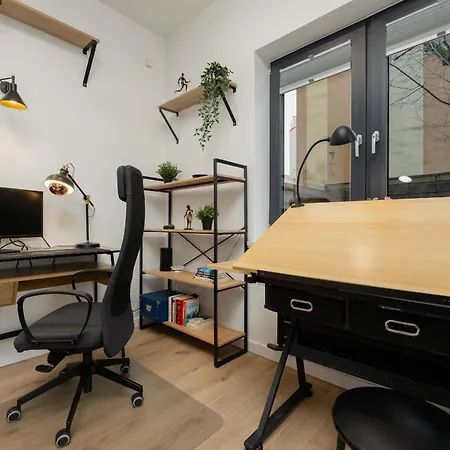 Luxury With Furnished Terrace, Garden And Parking By Renters Apartment *